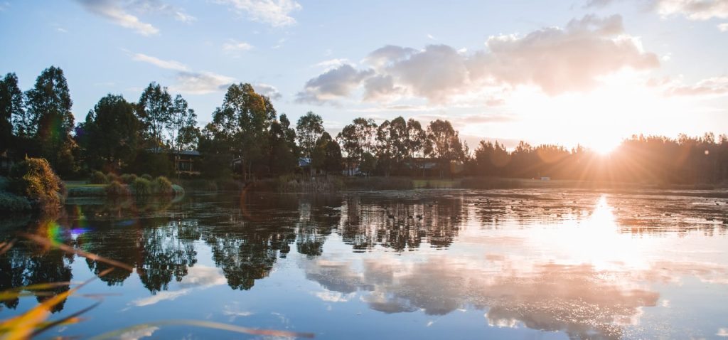 ind-us-vintage-lake-house
